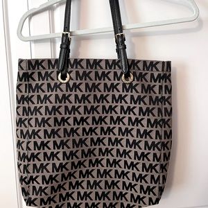 Women’s Michael Kors Brown Large Canvas Tote Bag Pre-owned EUC gold Hardware